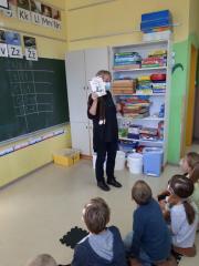 pravljična urica in obisk knjižničarke